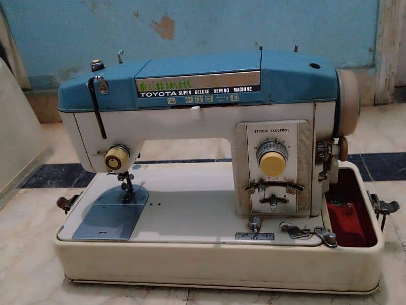 Toyota Deluxe sewing machine 3