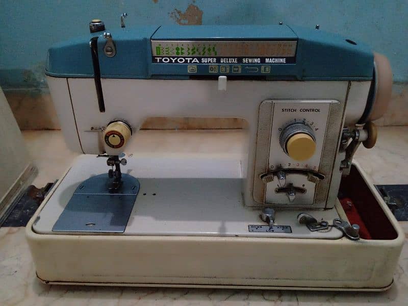Toyota Deluxe sewing machine 4