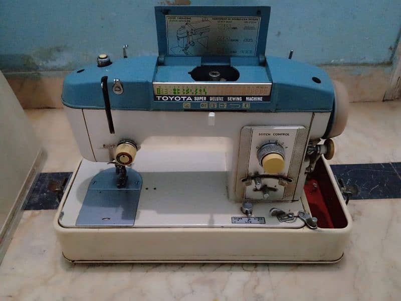 Toyota Deluxe sewing machine 5