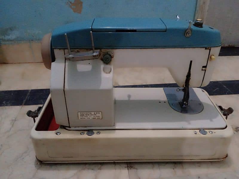 Toyota Deluxe sewing machine 6