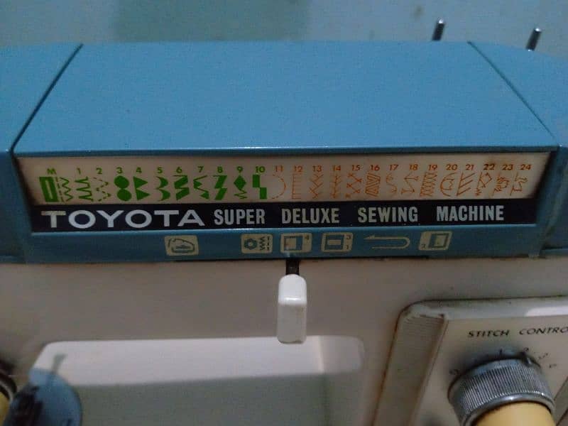 Toyota Deluxe sewing machine 7