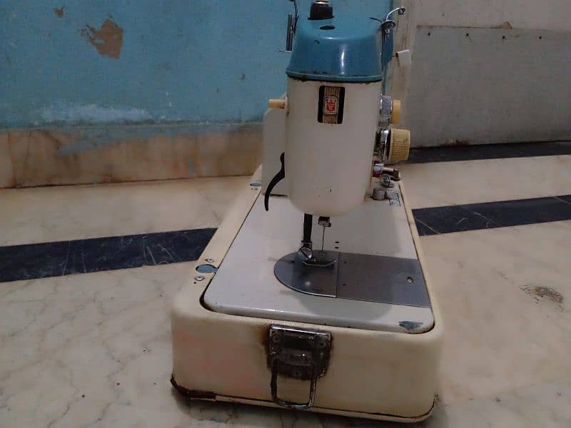 Toyota Deluxe sewing machine 8