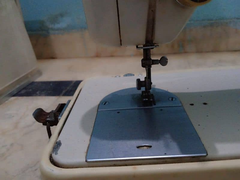 Toyota Deluxe sewing machine 10