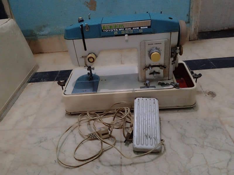 Toyota Deluxe sewing machine 12