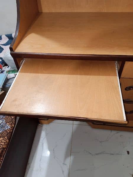 Contact on 03348116411 Computer Table 19/20 condition used for sell 5