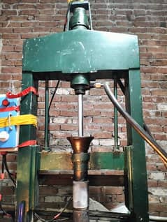 hydraulic moulding machine