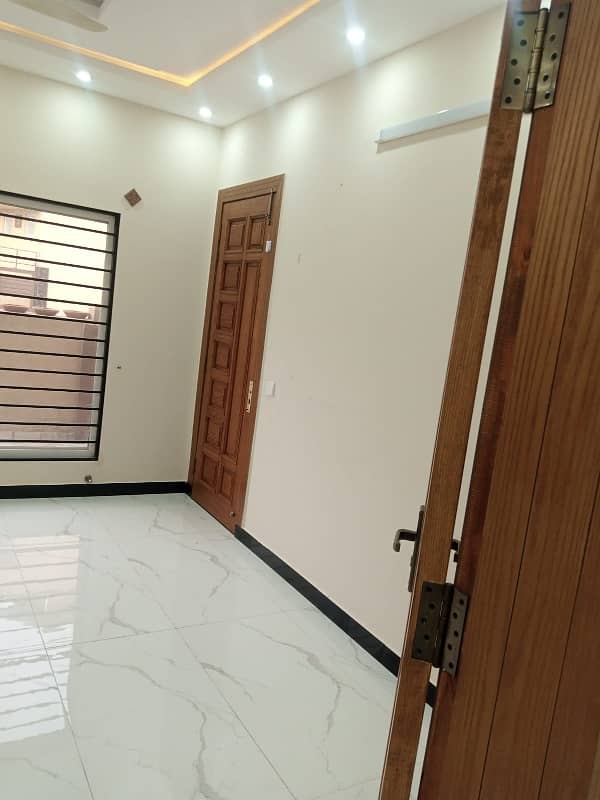 Available 10 marla opper portion ground portion lock in Bahria town phase 2 6