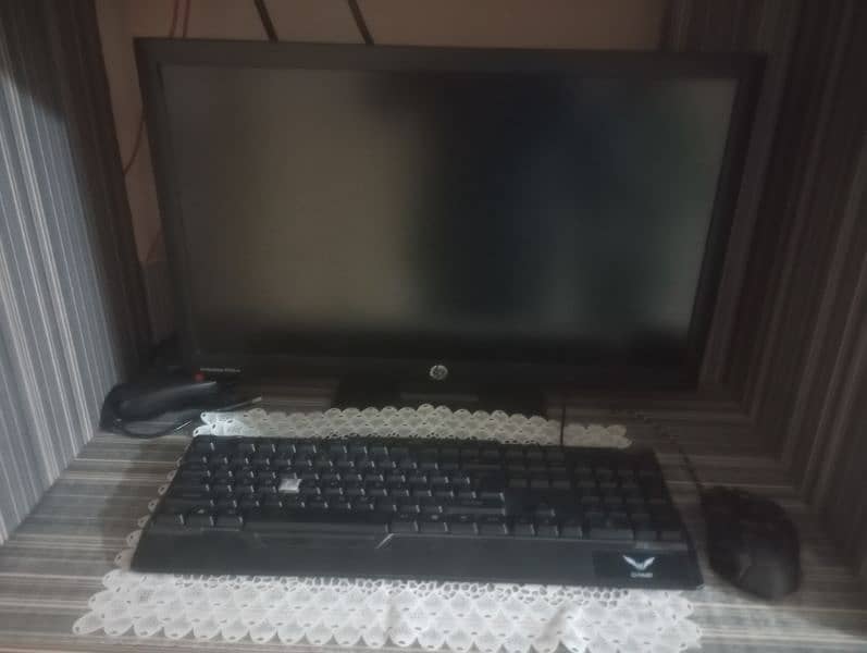 Selling my gaming PC alongside with 22inch lcd 7