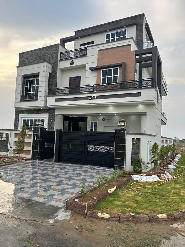 Luxury corner house available for sale 0