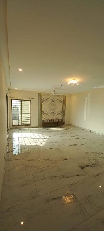 10 MARLA BRAND NEW FLAT AVAILABLE FOR RENT IN ASKARI 11 4