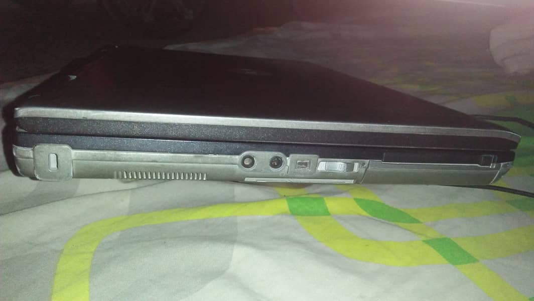 I am selling my dell D63O LAPTOP9CELL BATTERY, 4GB RAM, 32OGB HARD 9