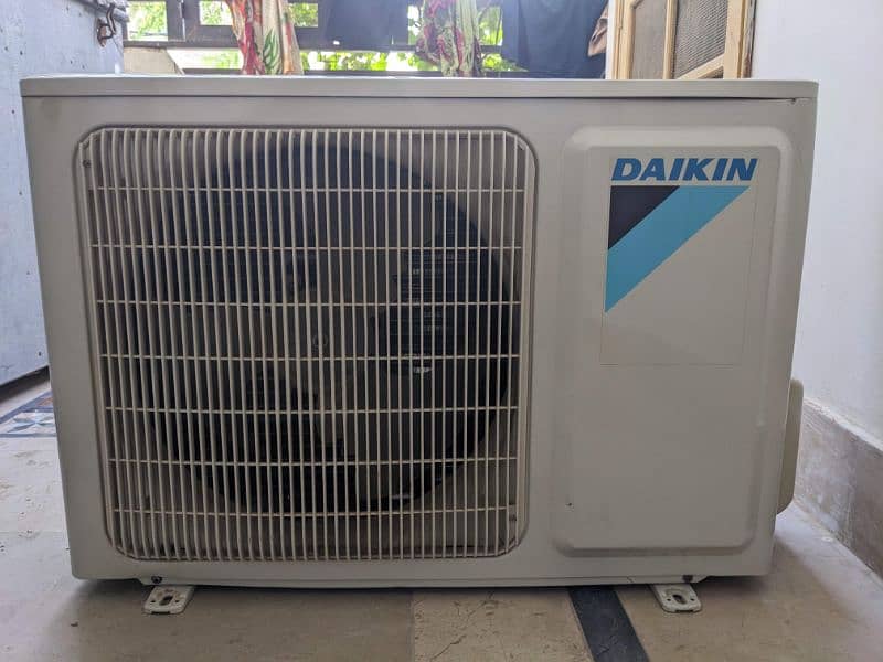 Daikin 1.5 Split AC Non-Inverter (Made in Malaysia) 1