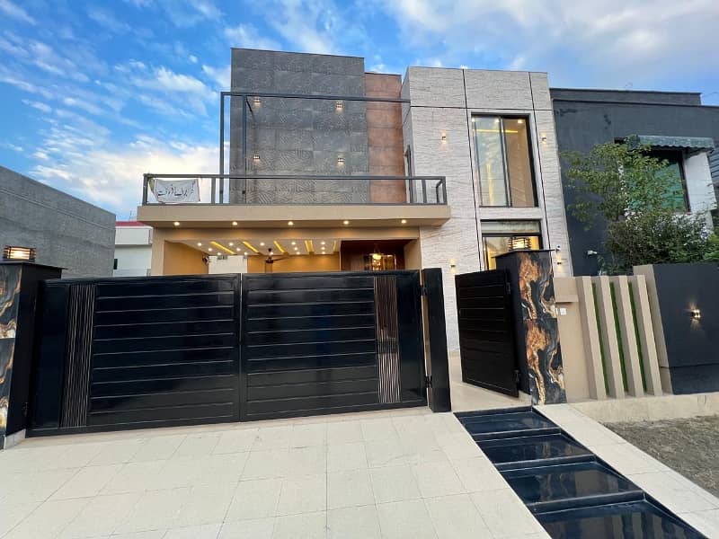 10 Marla Beautiful Designer's House For Sale On 80 Ft Road 0