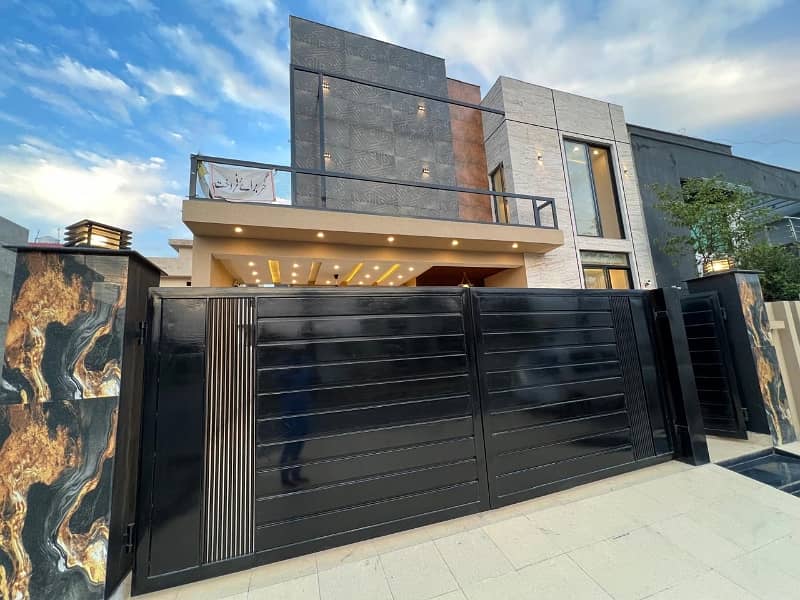 10 Marla Beautiful Designer's House For Sale On 80 Ft Road 2
