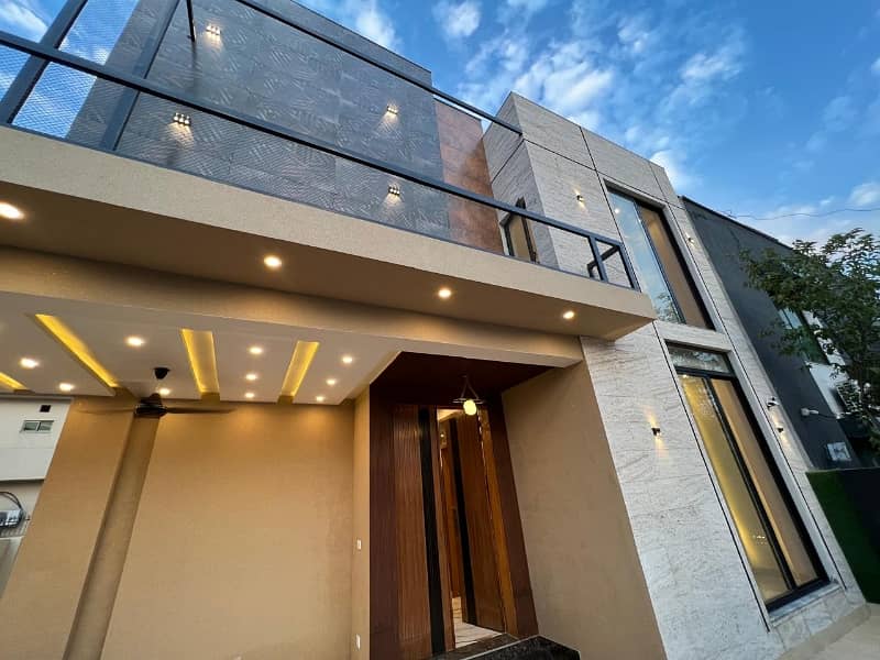 10 Marla Beautiful Designer's House For Sale On 80 Ft Road 4