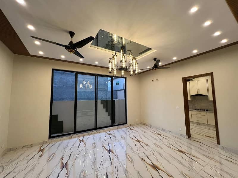 10 Marla Beautiful Designer's House For Sale On 80 Ft Road 10