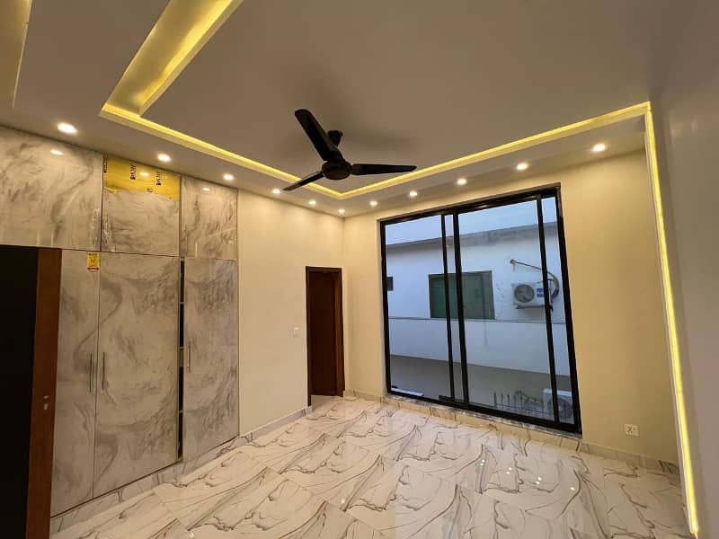 10 Marla Beautiful Designer's House For Sale On 80 Ft Road 11