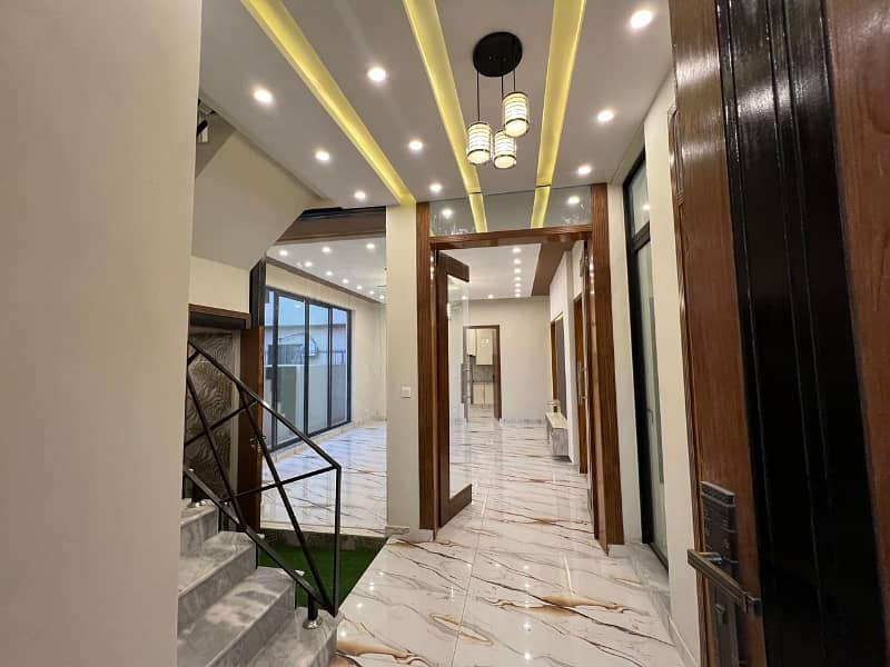 10 Marla Beautiful Designer's House For Sale On 80 Ft Road 21