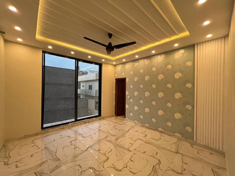 10 Marla Beautiful Designer's House For Sale On 80 Ft Road 22