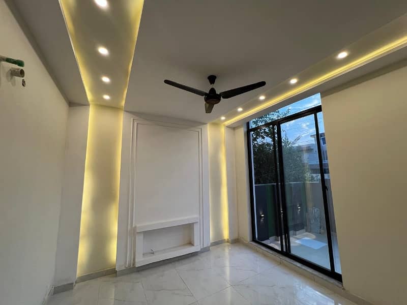 10 Marla Beautiful Designer's House For Sale On 80 Ft Road 23