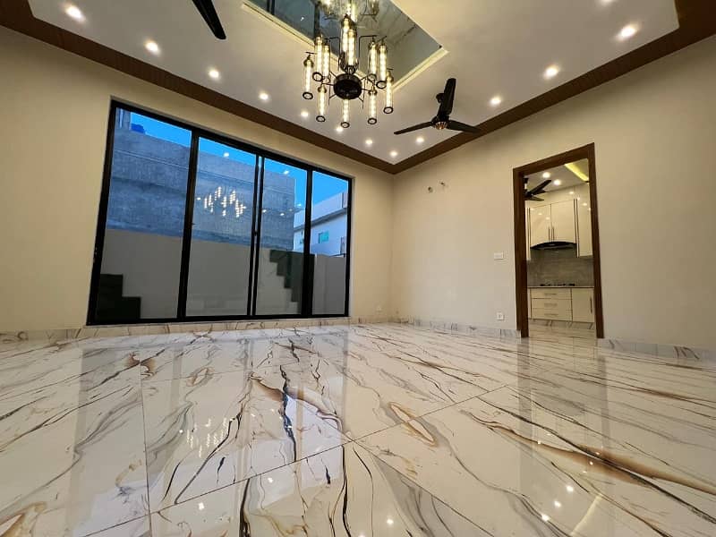 10 Marla Beautiful Designer's House For Sale On 80 Ft Road 25