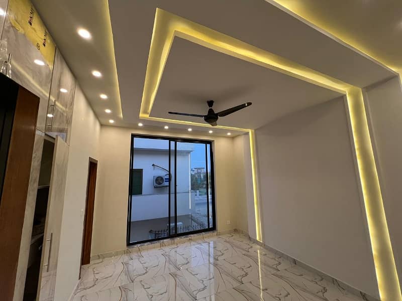 10 Marla Beautiful Designer's House For Sale On 80 Ft Road 27