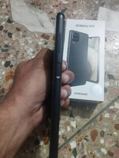 I m selling Samsung mobile good condition 10/10 complete Saman hai