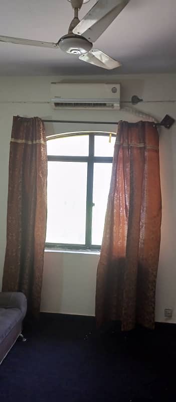 Room for rent in g-11 Islamabad 4