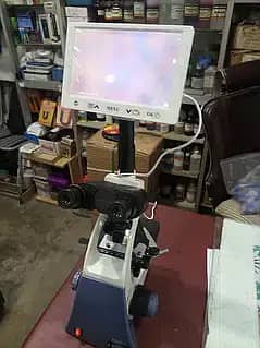 Trinocular Microscope with LCD Display