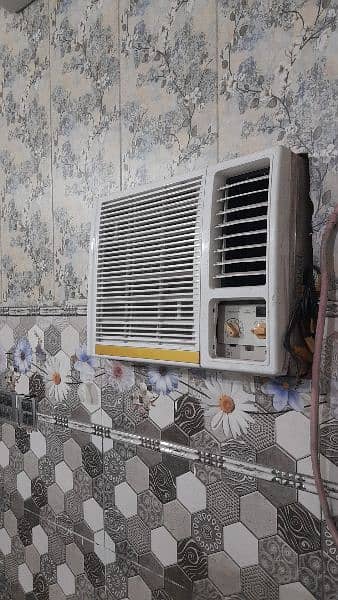 National 0.75-ton window AC Condition: 8/10 Machinery is in good condi 1