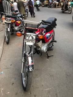 Honda 125 2022 red