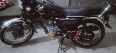 good Condition black color 10/10 honda 125cc 3 hinsa ka Importent