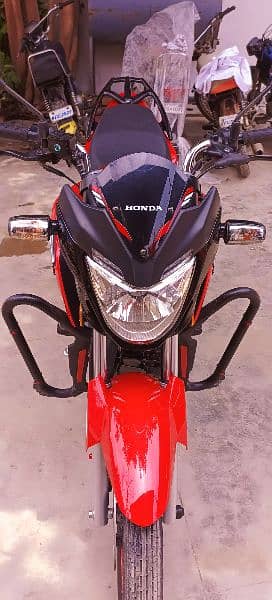 selling cb150f new condition 2