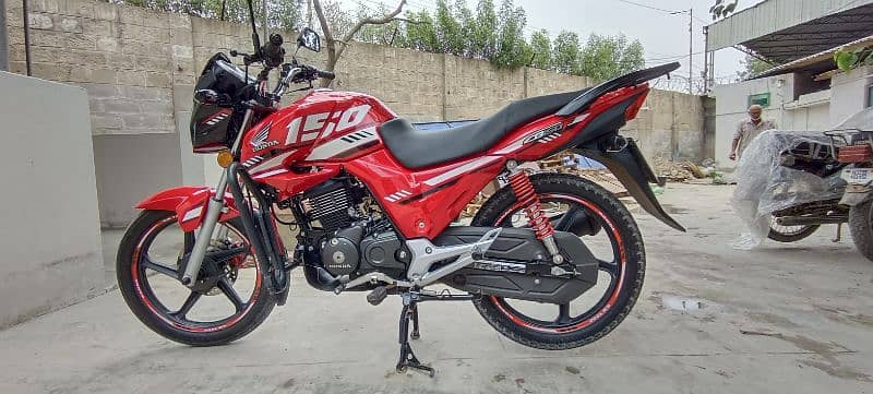 selling cb150f new condition 10