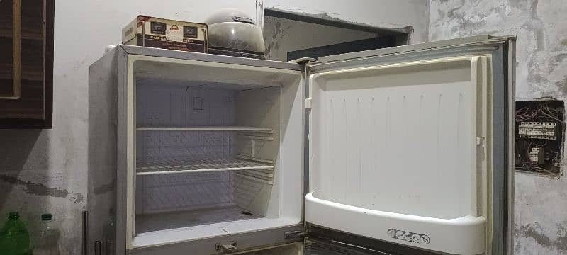 I'm selling the orient fridge medium size 2