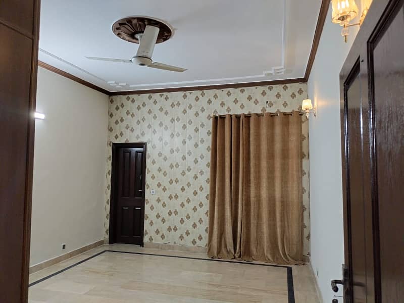 1 kanal House for Rent in Johar town hot location Best for office use 2