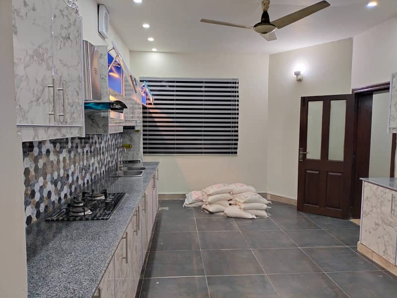 1 kanal House for Rent in Johar town hot location Best for office use 4