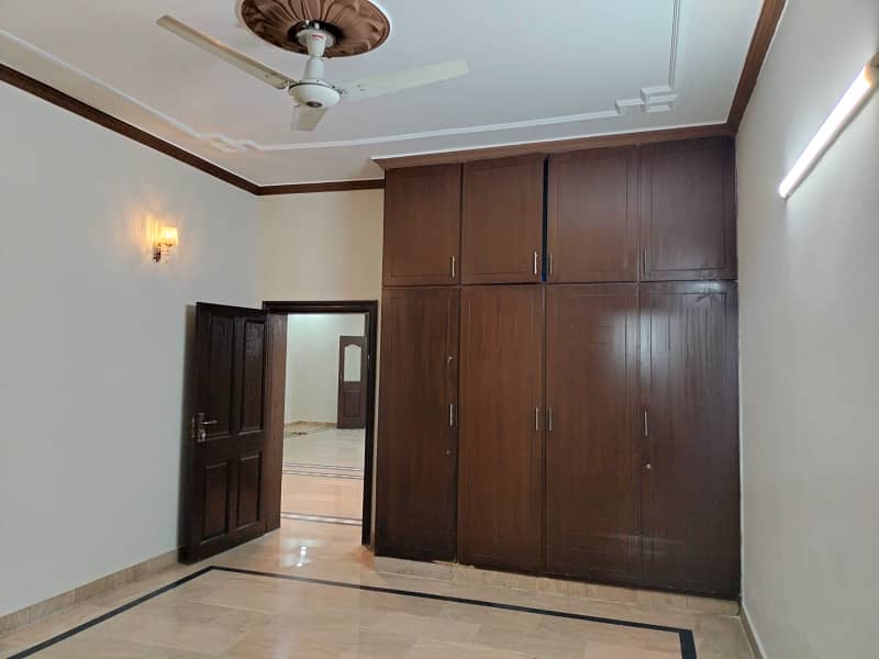 1 kanal House for Rent in Johar town hot location Best for office use 13