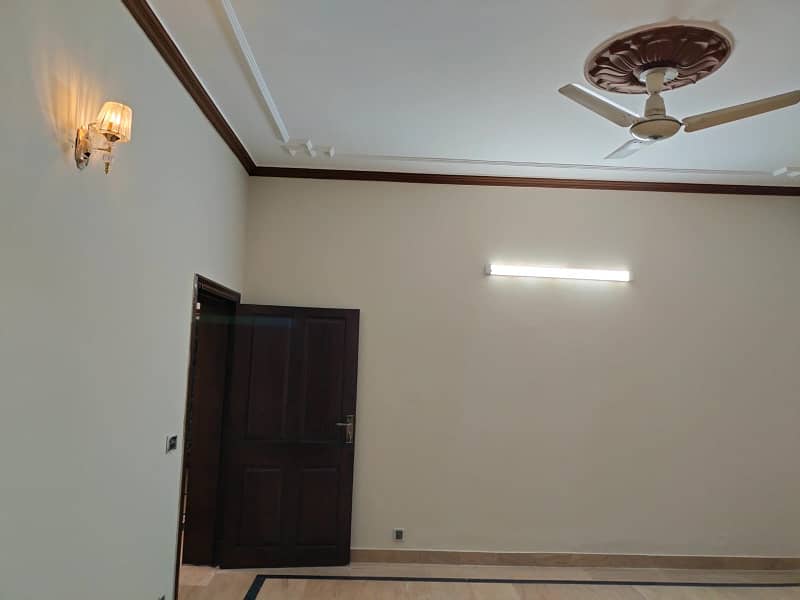 1 kanal House for Rent in Johar town hot location Best for office use 14