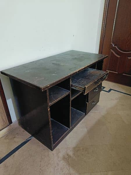 COMPUTER TABLE FOR SALE. 1