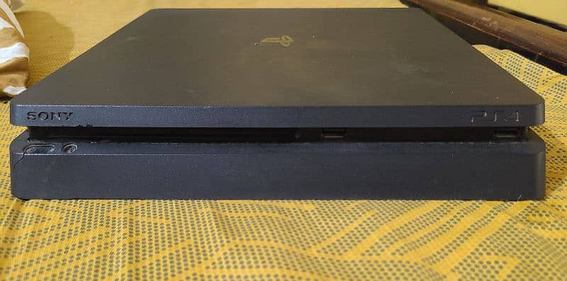 ps4 slim 500gb with box and controller 1