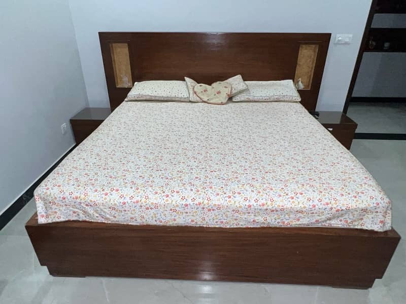 Bed Set with 2 side tables and dressing Table 4