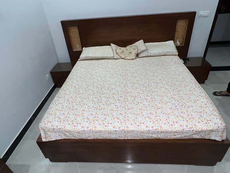 Bed Set with 2 side tables and dressing Table 6