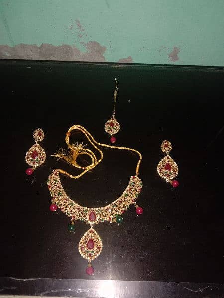 jewellery set with necklace, earnings and tika 0