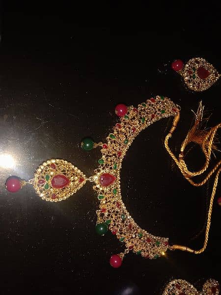 jewellery set with necklace, earnings and tika 1