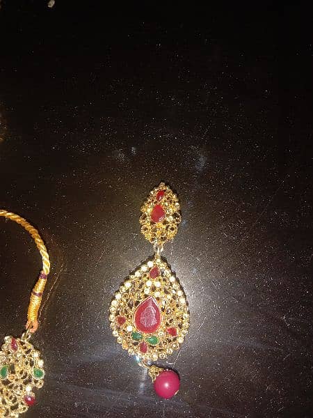 jewellery set with necklace, earnings and tika 2