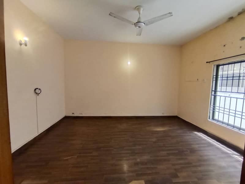 Prime Location 1KANAL LOWER PORTION Available For Rant In DHA Phase 2 Block T 4