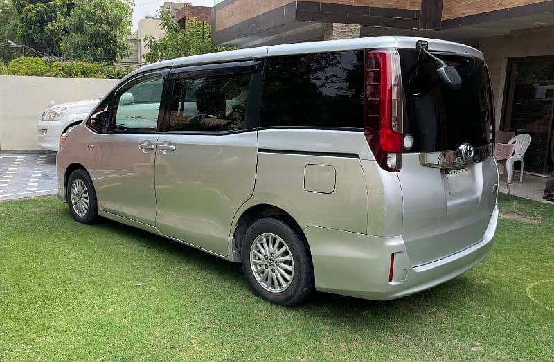 Toyota Noah 2014 2