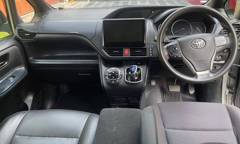 Toyota Noah 2014 4