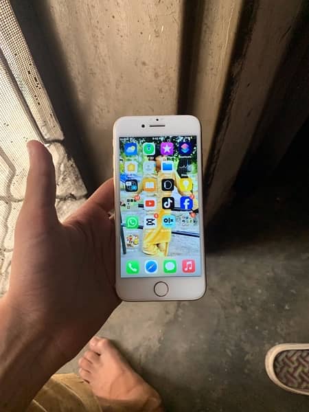 I phone 7 non pta 128 gb 10/10 condition 4